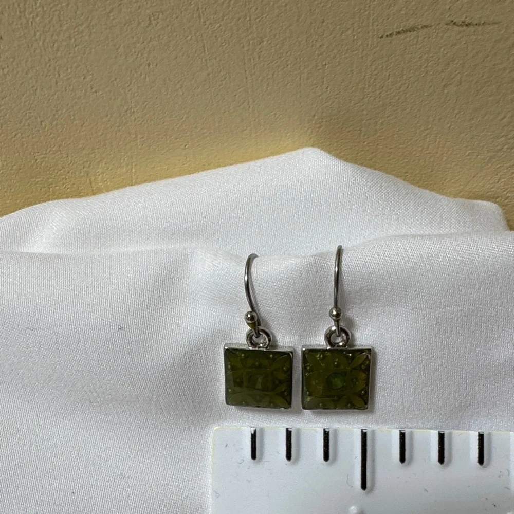 Elegant Green Square Earrings - Picture 3 of 6